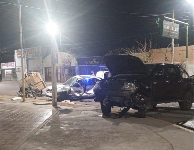 Tres heridos tras un choque entre un auto y una camioneta en Rawson