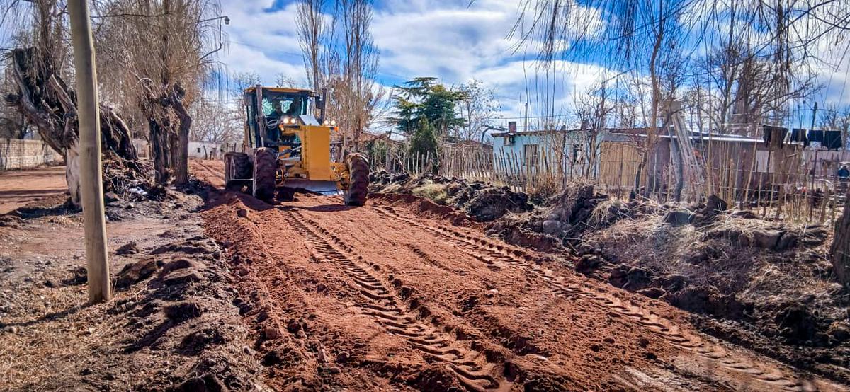 Los Azules sumó máquinas y personal para arreglar los caminos tras el temporal