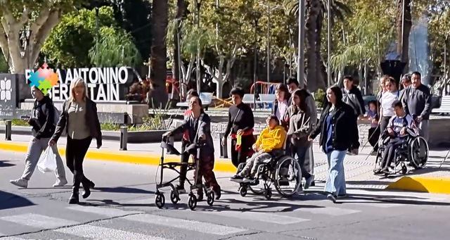 Usuarios con discapacidad evaluaron la renovada Plaza Aberastain y destacaron avances