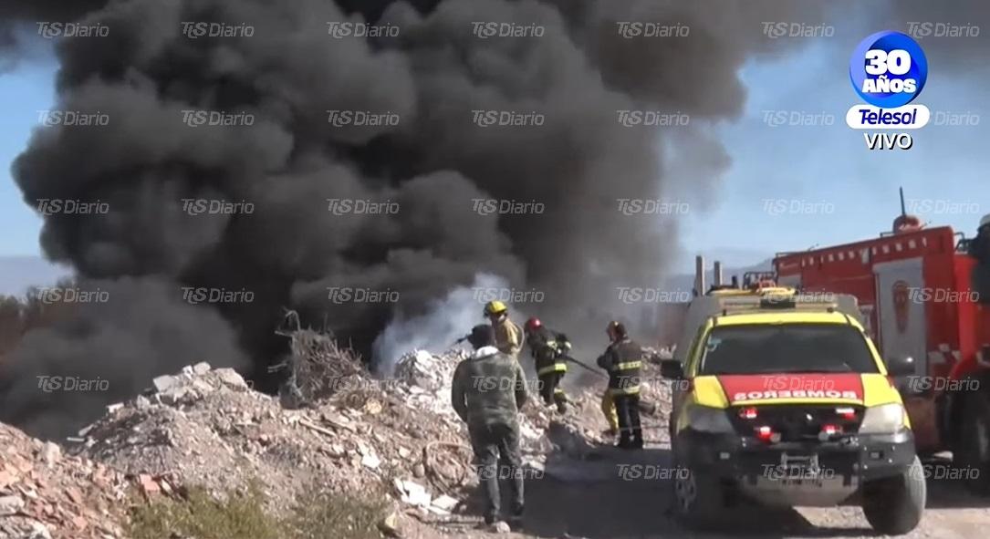 Una densa columna de humo alarmó a Rivadavia tras prenderse fuego un basural