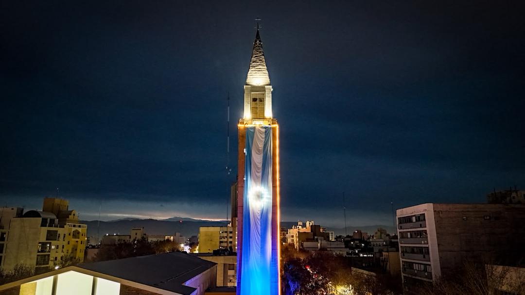 El Campanil de la Catedral se cubre con una bandera argentina en la previa de la final