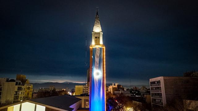 El Campanil de la Catedral se cubre con una bandera argentina en la previa de la final