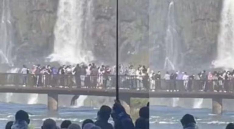 Bajó de las barandas en Iguazú para rescatar su celular y desató un momento de máxima tensión