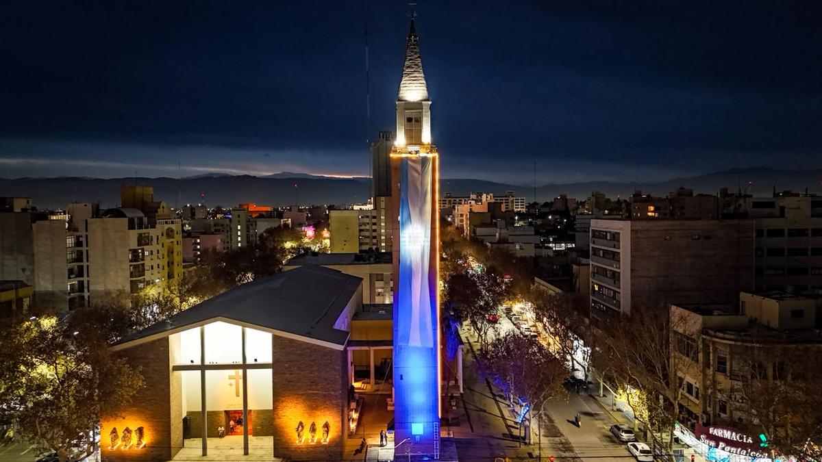Una bandera gigante copó el Campanil y encendió la previa mundialista en la Catedral