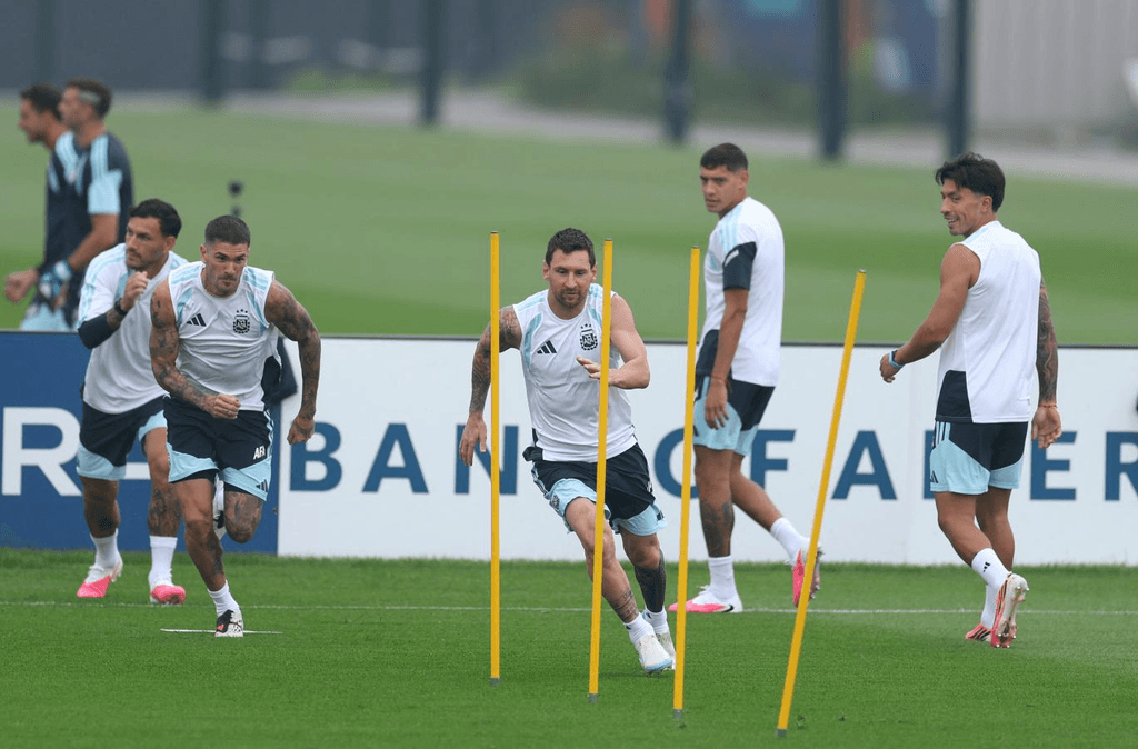 Argentina entrenó entre chaparrones y Scaloni dejó una pista fuerte para la final
