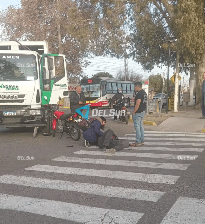 Un motociclista chocó con un camión municipal en una transitada esquina de Rivadavia