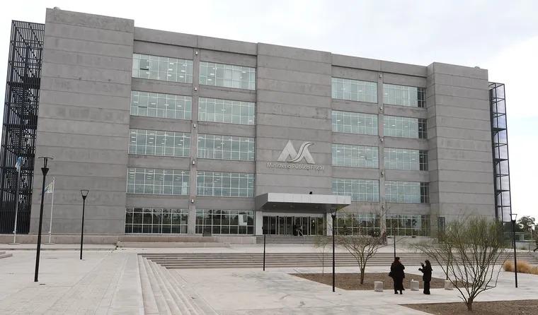 Se hartó de la espera, soltó una amenaza de bomba y armó un despliegue en Mendoza