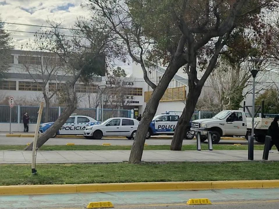 Tensión en Cutral Co: un chico de 13 años terminó herido por un disparo dentro del aula