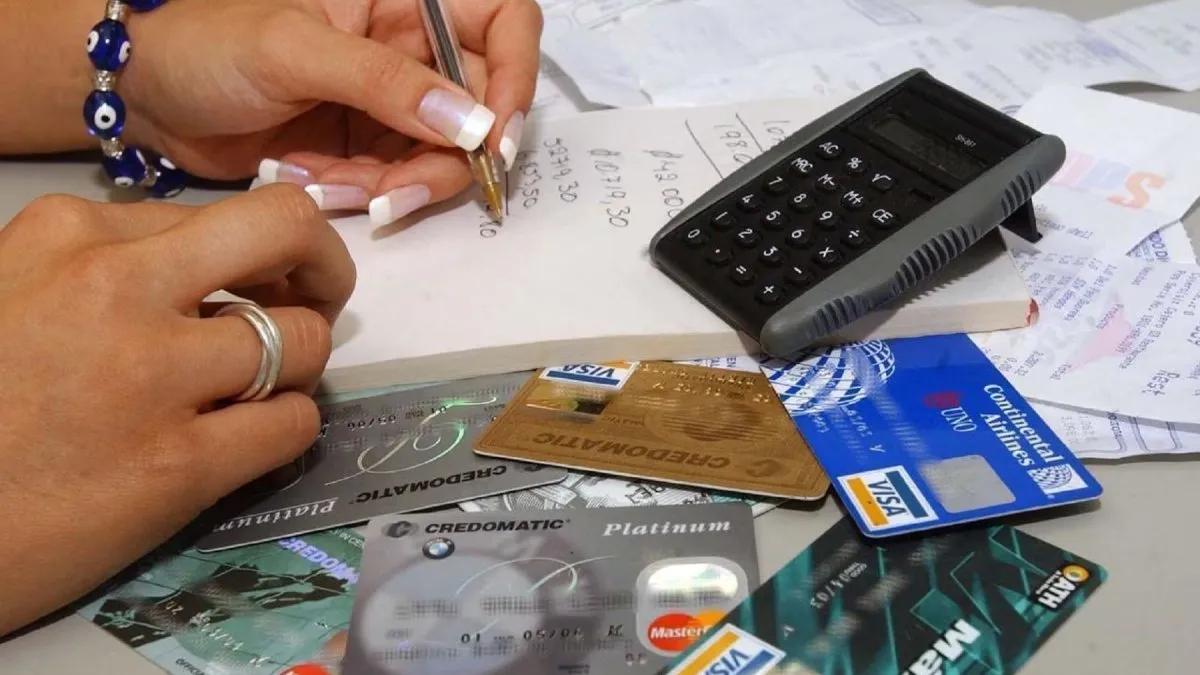 Crece la morosidad: “La gente usa la tarjeta de crédito para comer y paga solo el mínimo”