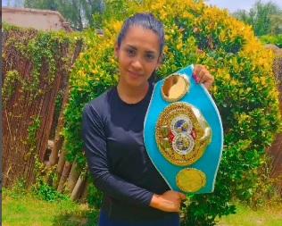Leonela Yúdica retoma la actividad en una velada marcada por la emoción y el recuerdo familiar