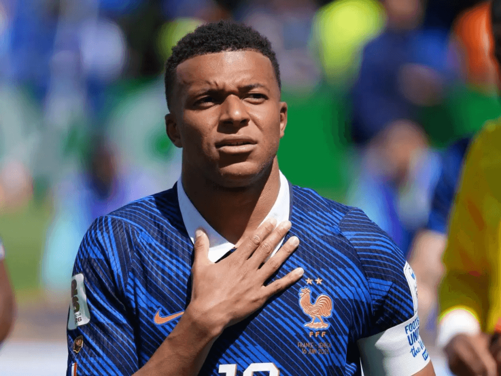 Mbappé volvió a ser figura y le mete presión a la pelea con Messi