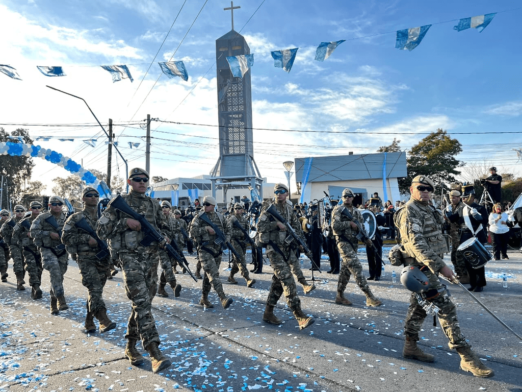 9 de Julio se llenó de gente para un desfile patrio que emocionó a todos