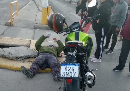 Un motociclista fue hospitalizado tras un choque en la rotonda del Conector Sur