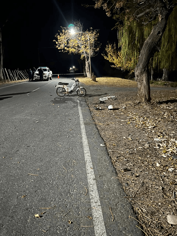 Un motociclista de 27 años murió al chocar contra un árbol en calle El Bosque