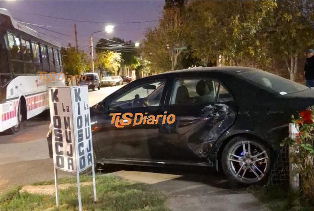 Un colectivo de la línea 206 y un Toyota Corolla colisionaron en Villa Lerga