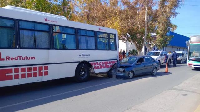Un colectivo de la RedTulum y un auto chocaron en Caucete y generaron demoras en una zona céntrica