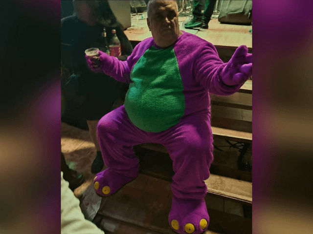 Un periodista sanjuanino compartió una foto disfrazado de Barney y generó repercusión en redes