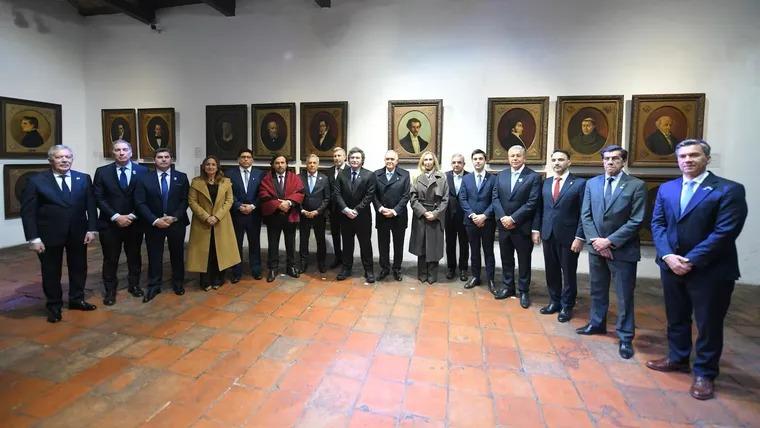 Orrego se mostró entre los gobernadores que acompañaron a Milei en la Casa Histórica