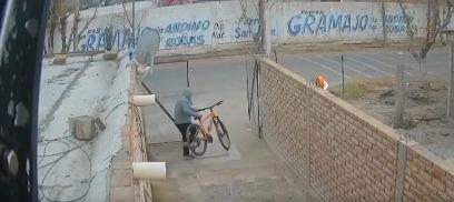 Una cámara captó el robo de una bicicleta en Villa Obrera