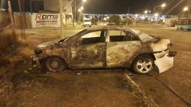 Un hombre denunció que incendiaron su auto dentro de su casa en Villa San José