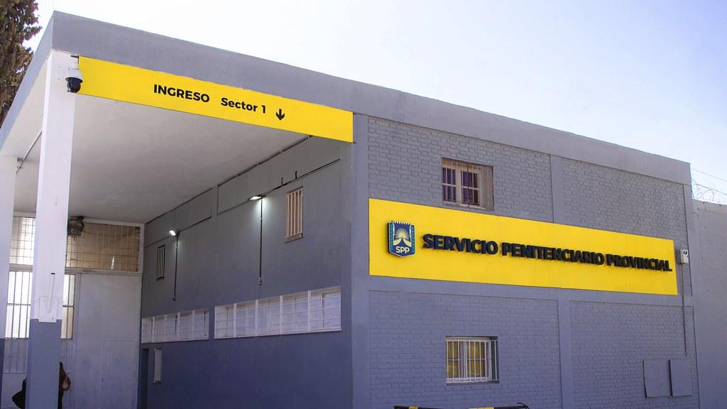 Echaron del Servicio Penitenciario a un agente que manejaba borracho y chocó contra un árbol