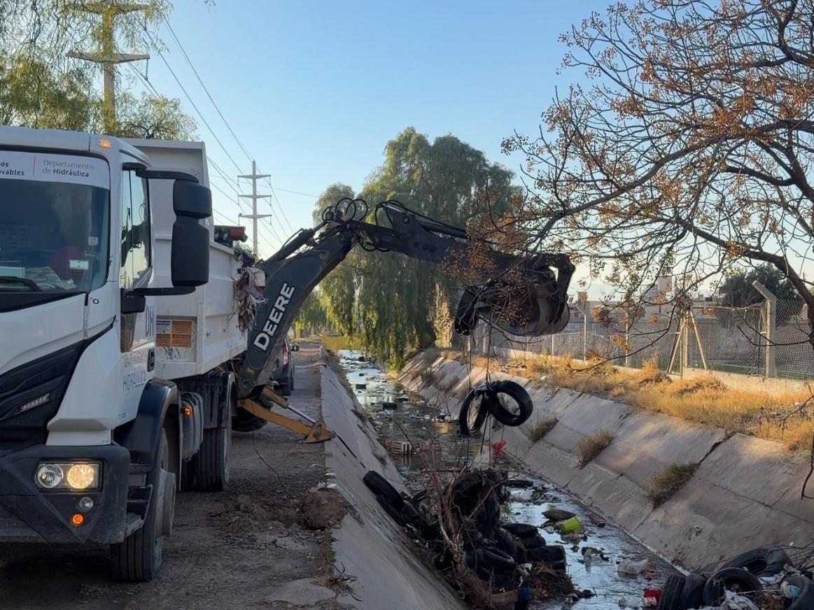 Hidráulica acelera la limpieza de canales antes del regreso del riego