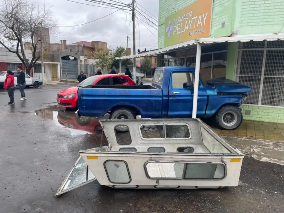 Una camioneta quedó dentro de una farmacia tras un choque en Caucete