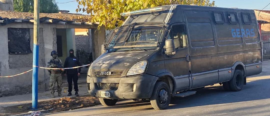 Allanan una vivienda frente a una escuela y detienen a tres integrantes de una familia