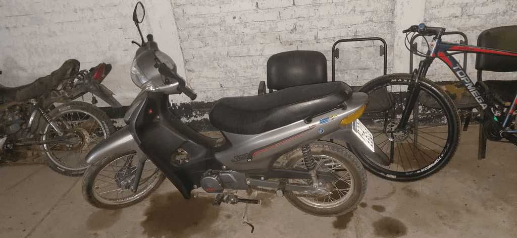 Los agarraron con una moto recién sustraída y uno terminó siendo menor de edad
