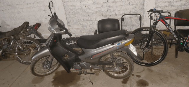 Recuperan una moto robada en el Loteo Divino Niño Jesús y detienen a dos sospechosos