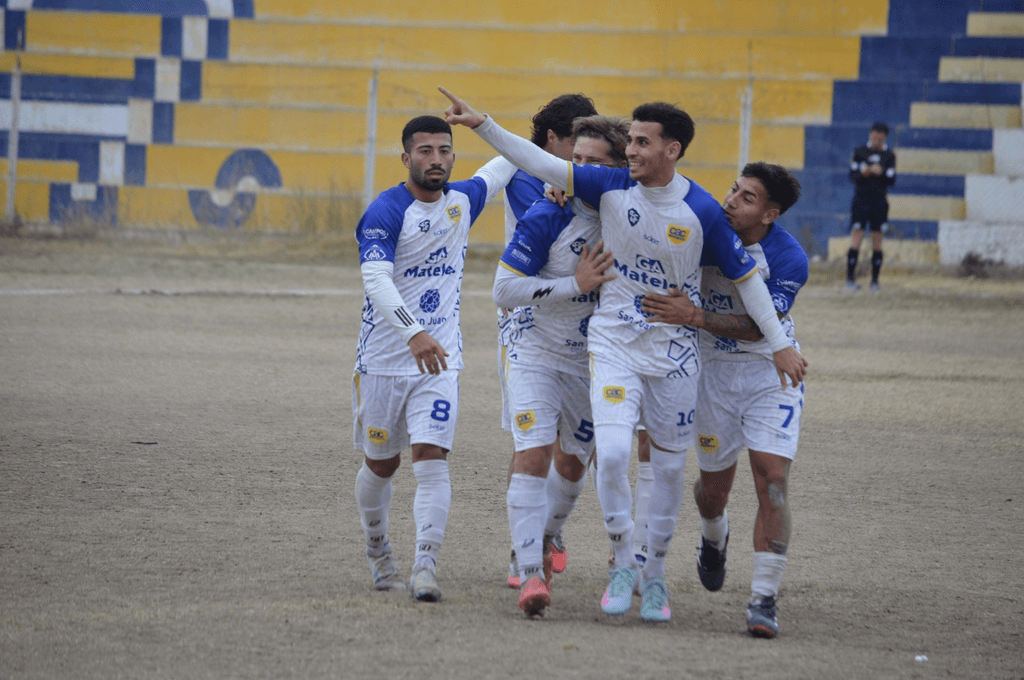 Colón pegó fuerte y se trepó solo a la punta; Unión de Villa Krause sigue sin reacción