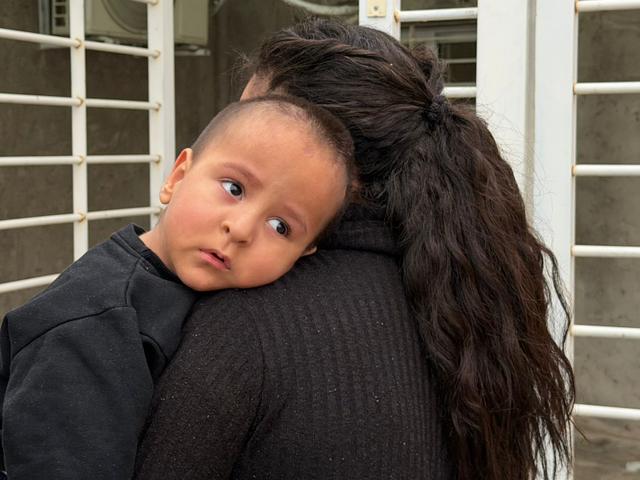 Mateo muestra mejoras tras su rehabilitación y su familia impulsa una nueva campaña