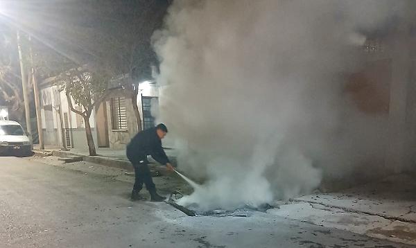 Un contenedor ardió de madrugada en Capital y la Justicia quiere saber qué pasó