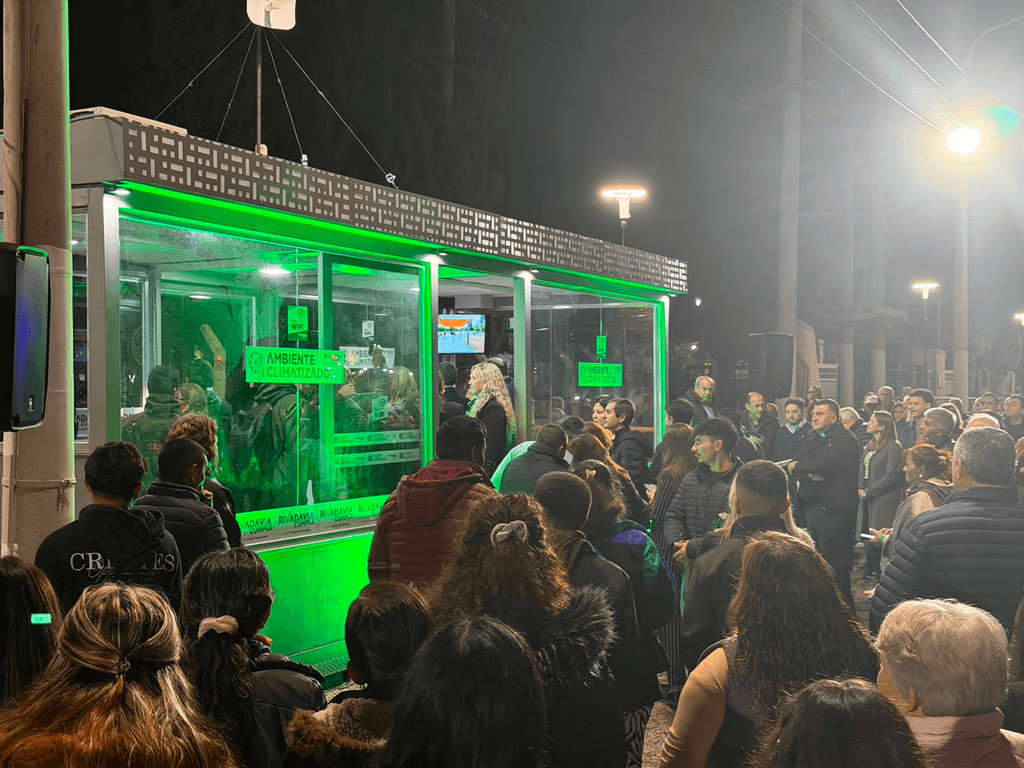 Rivadavia estrenó una parada inteligente con más comodidades cerca de la UCCuyo