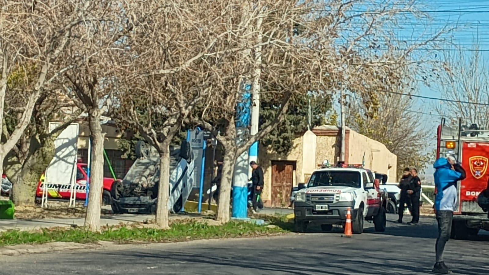 Una fuga a toda velocidad terminó en vuelco y dejó dos aprehendidos