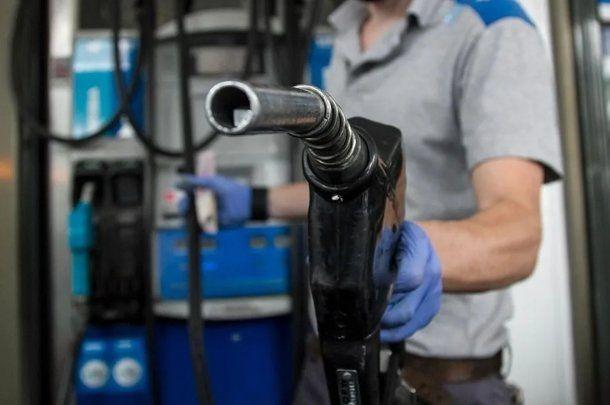 El Gobierno pateó otra vez la suba de impuestos a los combustibles para evitar un golpe en los precios