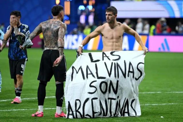 La FIFA investiga a la AFA por incidentes tras la final del Mundial y la bandera de Malvinas 