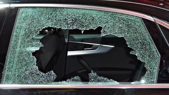 Forzaron un auto en calle Mitre y sustrajeron una mochila durante una instalación