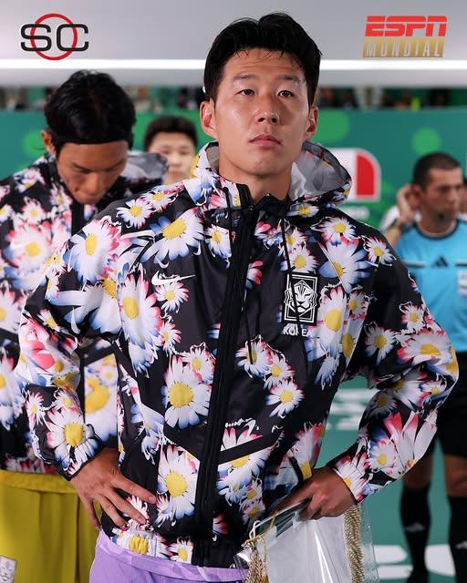 Corea del Sur llamó la atención en la previa ante México por su indumentaria floral