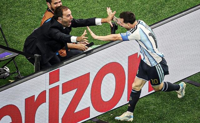Messi celebró con un periodista argentino y dejó una imagen viral en Dallas