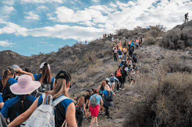 Rawson organiza una caminata gratuita en el Cerro Barboza para toda la familia