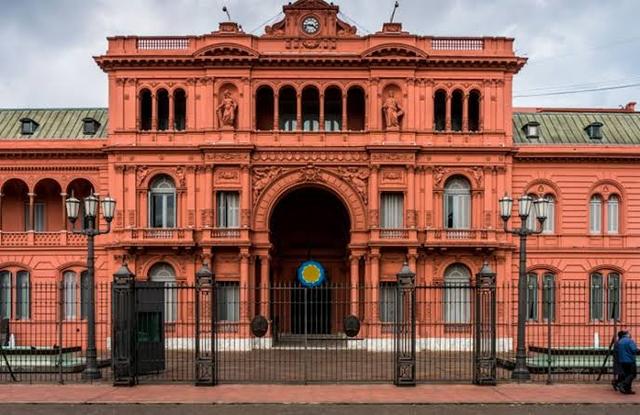 Sin asueto formal, el Estado ajusta su rutina por la semifinal entre Argentina e Inglaterra