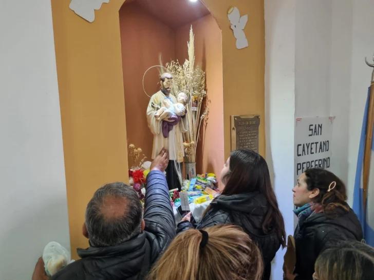 Miles de fieles coparon Chimbas para agradecerle a San Cayetano y pedir trabajo