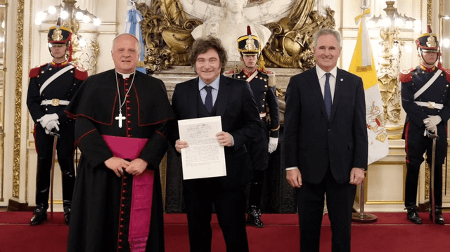 Milei recibió al nuevo embajador del Vaticano y se afianza la organización de una posible visita papal