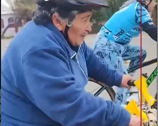 En Sarmiento, una ciclista de 70 años se llevó todas las miradas en la tradicional bicicleteada
