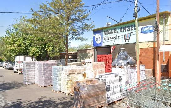 Cayeron tres sospechosos del robo millonario a una distribuidora de Santa Lucía y secuestraron autos, motos, dólares y un arma