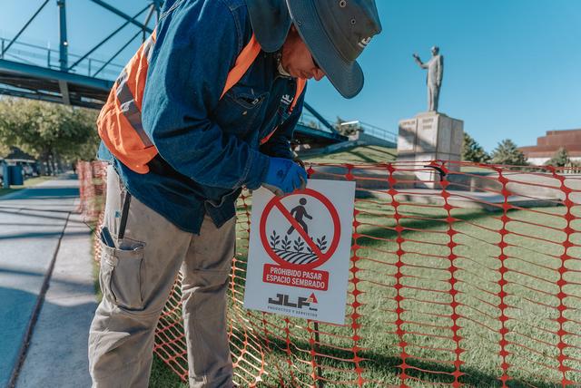 Continúan las tareas de renovación de césped en el Centro Cívico