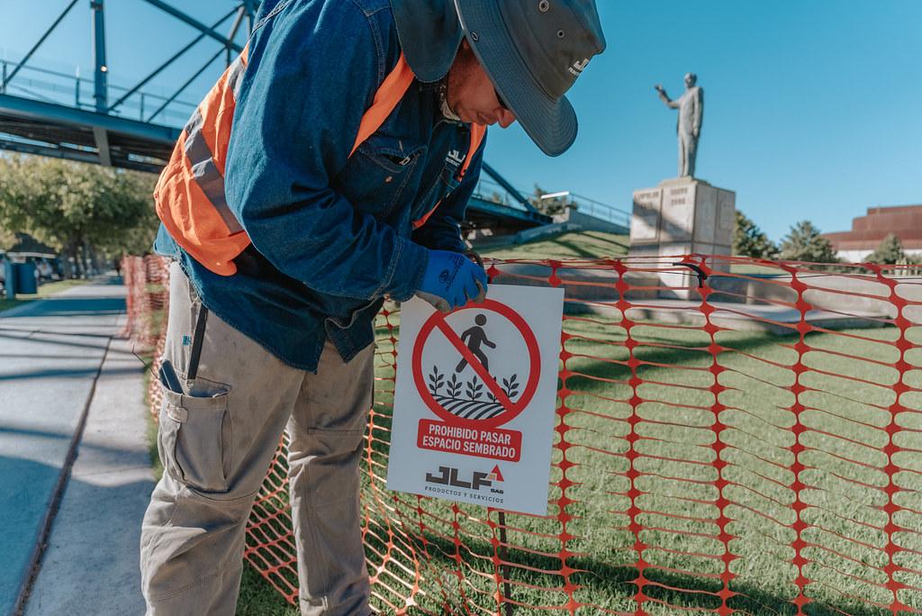 Continúan las tareas de renovación de césped en el Centro Cívico