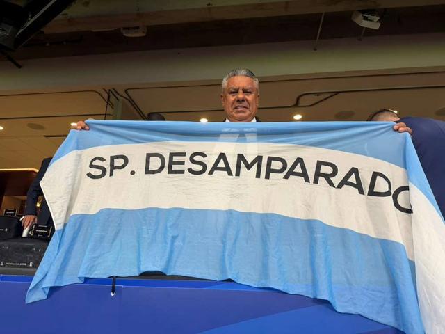 Tapia apareció con una bandera de Desamparados y la imagen generó eco en San Juan