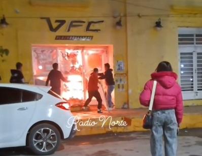 Momentos desesperantes: vecinos combatieron el fuego hasta la llegada de Bomberos